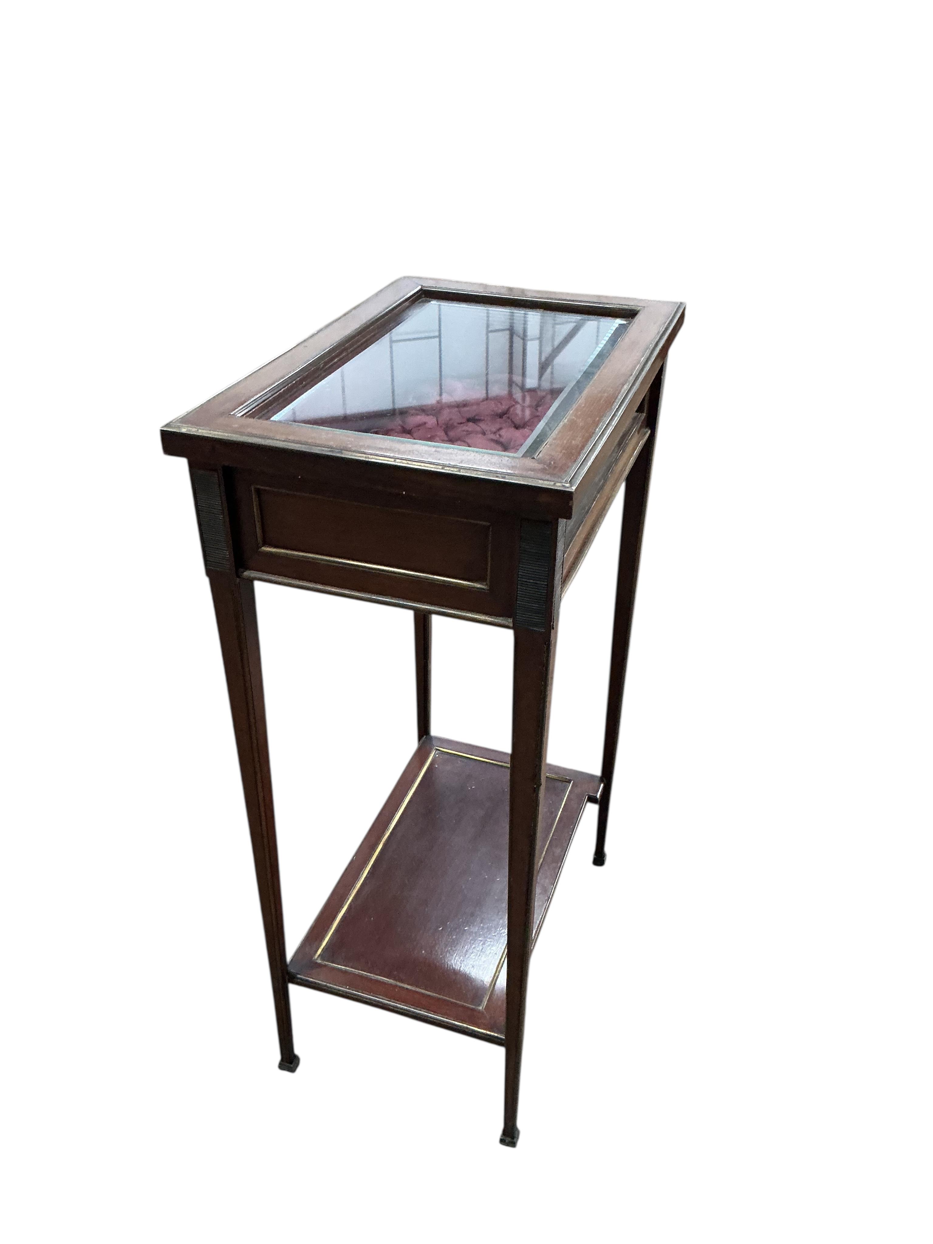 An early 20th century French brass mounted mahogany bijouterie table, label affixed inside reading: 26 Rue de Charonne, Passage de L'Homme. E. Mougin, width 43cm, depth 28cm, height 70cm